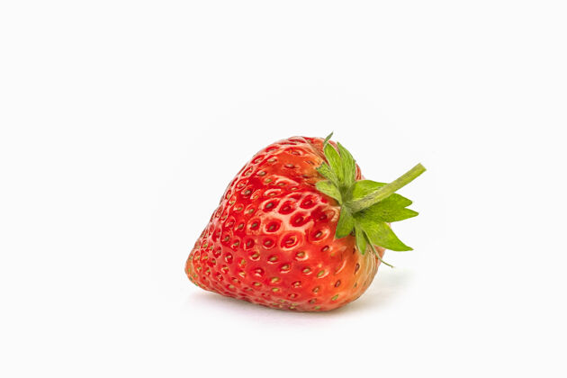 闪亮新鲜 成熟 多汁的草莓 白色背景生动干净甜点