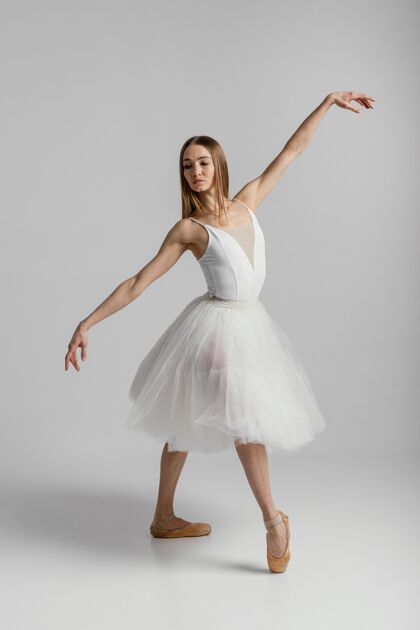 天赋一个站在尖头鞋上的女人垂直芭蕾舞全镜头