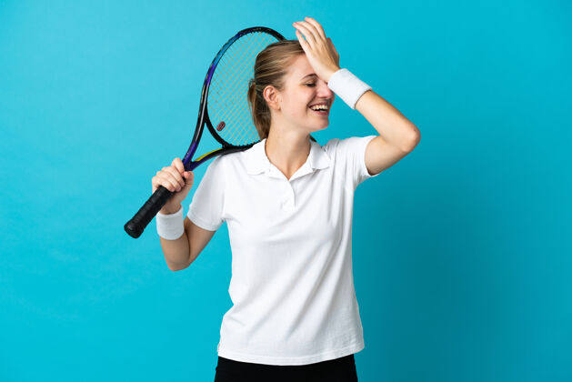 解决方案被隔离在蓝色背景下的年轻女子网球运动员已经意识到了一些事情并打算解决这个问题运动大笑游戏