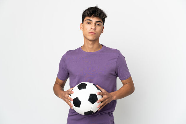 年轻年轻人在孤立的白色背景与足球运动员玩耍减肥