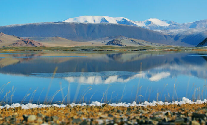 自然在蒙古山上有美丽倒影的湖泊白天湖山峰
