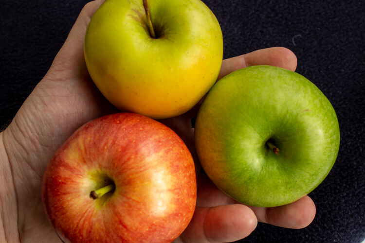 三三个苹果 一个是绿色的 两个是红色和黄色的植物爱营养