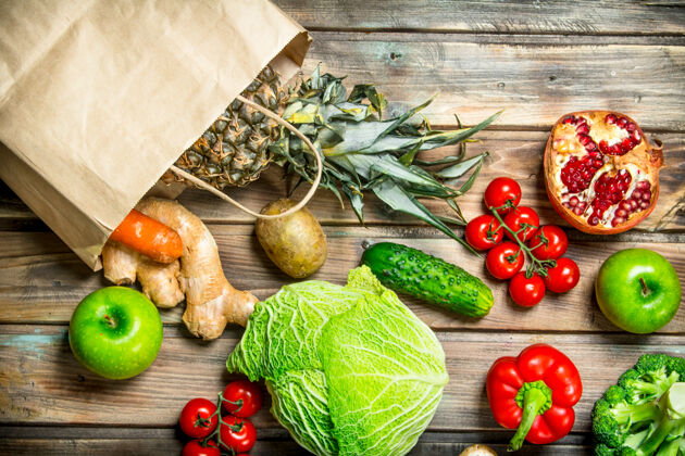 营养有机食物食物健康蔬菜包装水果.on木制背景谷类种子袋子