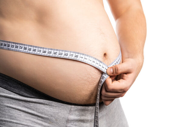女性胖男人用卷尺检查他的身体脂肪 看是否是白色或肥胖肥胖体重运动