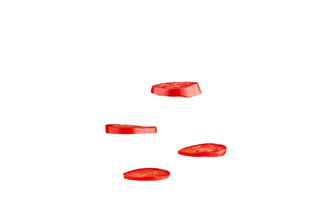 圆形新鲜的西红柿片隔离在白色生的番茄水果