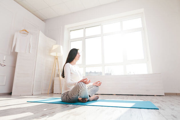 运动孕妇在家做瑜伽垫子产前生活方式