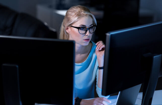 安全危险的工作聪明涉及熟练的程序员坐在办公室里 使用电脑 同时解决在线密码平等技术单一