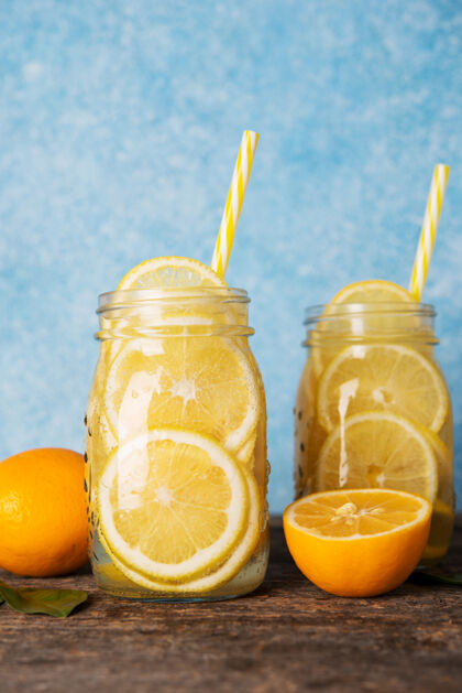 健康自制的柠檬排毒水在玻璃罐里柠檬水柑橘自制