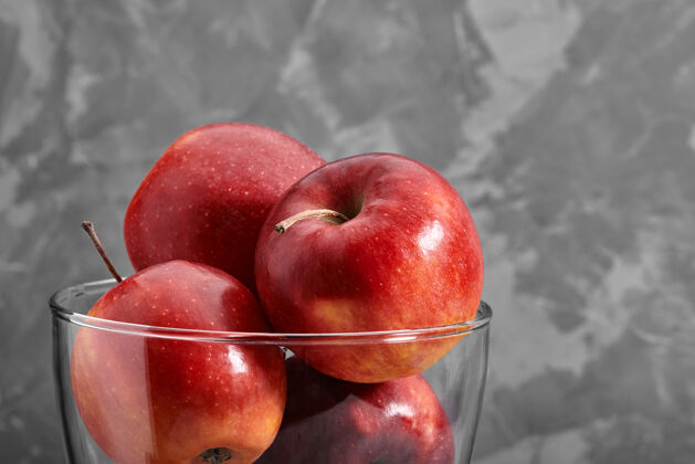 水果红苹果桌面视图 灰色石头背景上有复制空间新鲜餐桌食物