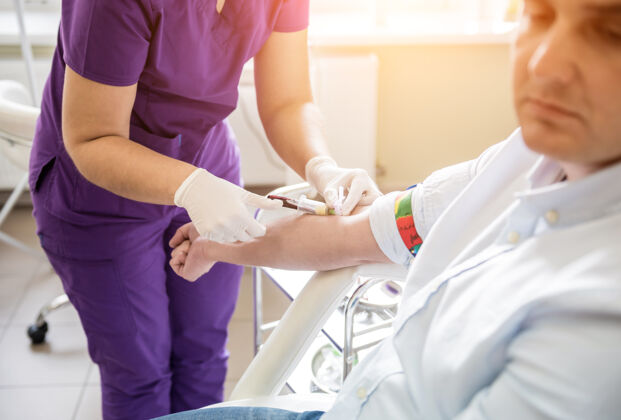 治疗护士在实验室采集病人的血样医疗补救生物化学