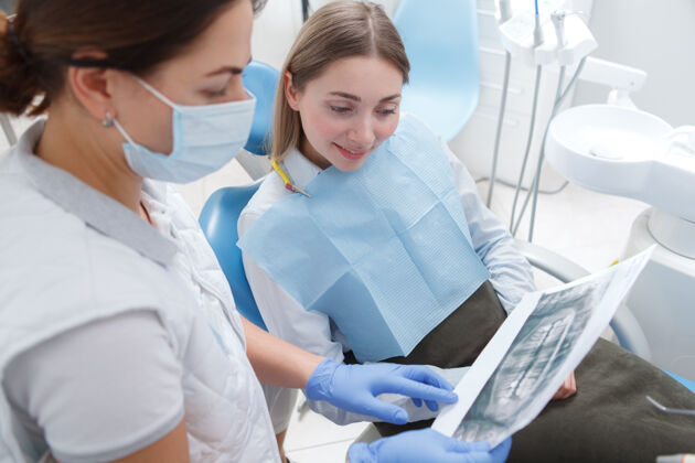 牙痛女病人和她的牙医聊天 看牙科x光扫描牙科牙科下巴