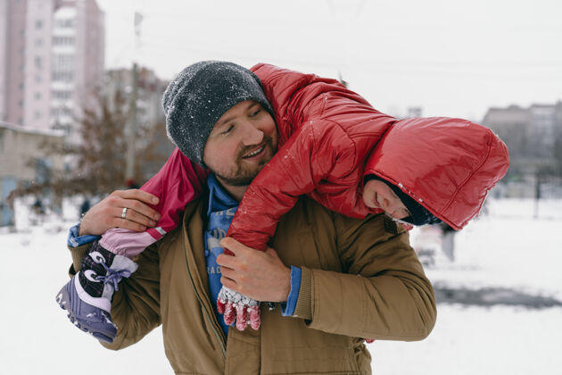 举行爸爸肩上抱着一个小女儿候选人背驮公园
