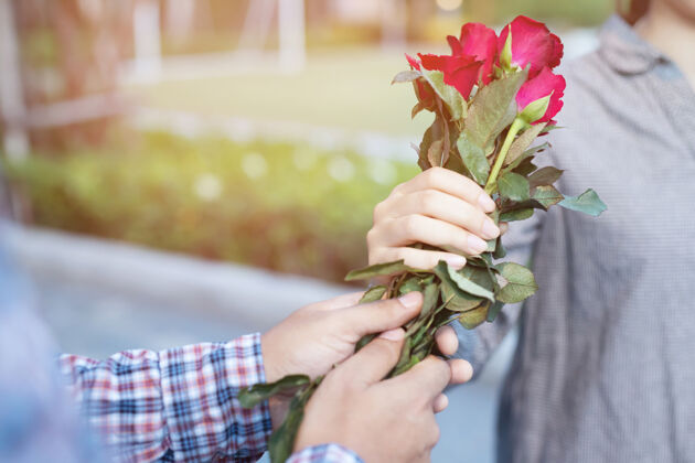 花情人节 男人送红玫瑰给情人情人浪漫惊喜