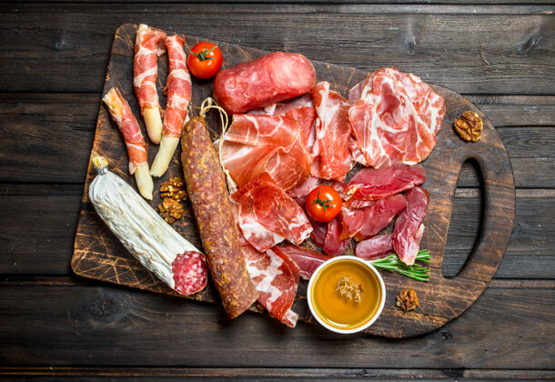 果酱安提帕斯托背景.分类在木板上在木制背景上意大利餐厅菜肴