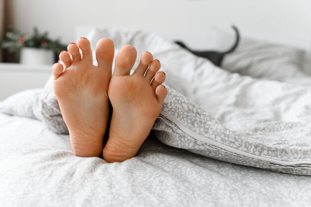 毯子脚在床上脚趾脚床
