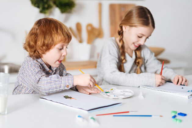 兄弟这将是传奇活泼充满激情和魅力的孩子们在一起度过周末的时候 用水彩画一些有趣的东西创作思想画笔