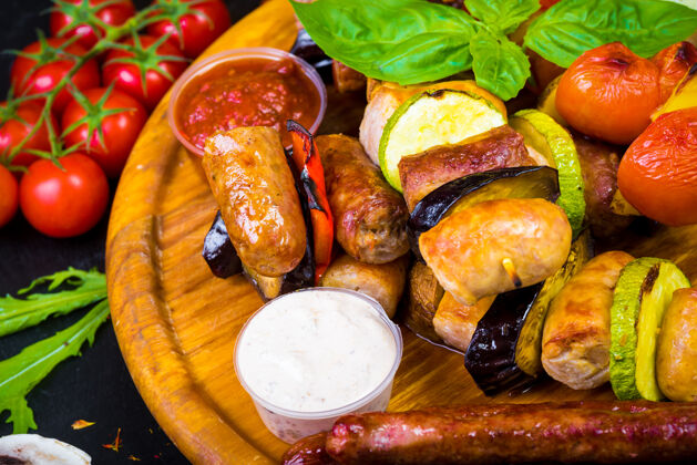 美食热褐色的自制香肠放在一个木制托盘上 上面放着香肠和蔬菜美味水果一餐