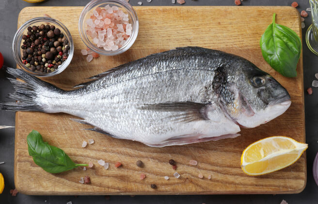 美食生多拉多鱼与香料烹饪切肉板健康盐板