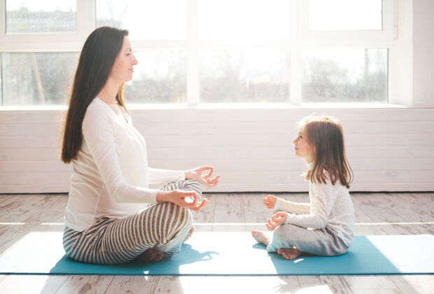 孩子妈妈和孩子在家练瑜伽成人女人小
