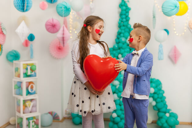 乐趣一对红心可爱的孩子气球情人节 sdayandloveconcept 摄影棚拍摄人男孩幼儿园