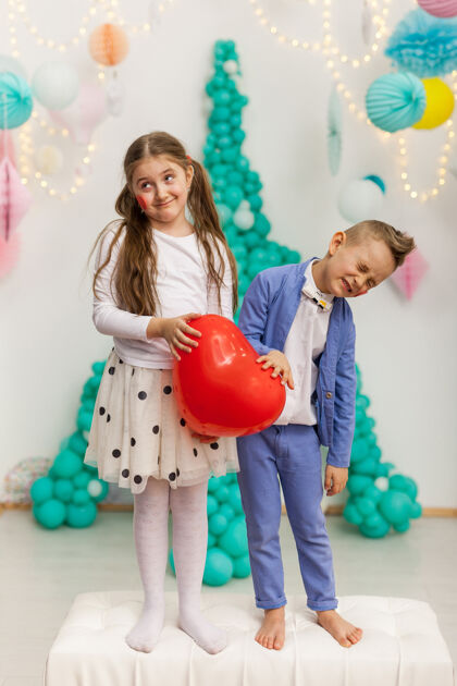 小一对红心可爱的孩子气球情人节 sdayandloveconcept 摄影棚拍摄童年男孩姐姐