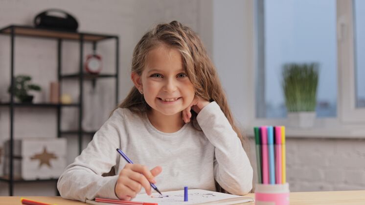 素描小女孩坐在门口用毡尖笔在白纸相册上画画桌上游戏独自一人 在家里进行创造性的艺术活动绘画肖像女性