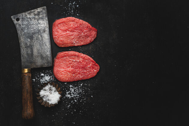 准备生肉牛排配盐和屠刀background.view视图从上面烹饪牛肉小牛肉