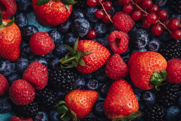 蓝莓混合新鲜的生浆果和水果 健康饮食蔓越莓黑莓饮食