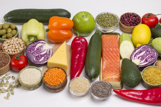 胡椒富含脂肪酸 蛋白质 鲑鱼 奶酪 蔬菜 坚果和蔬菜的食物种子白色背景蛋白质生的素食主义者