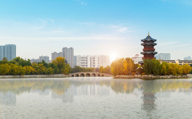 中国文化秋天 太原迎泽公园里有古建筑和拱桥户外池塘道路