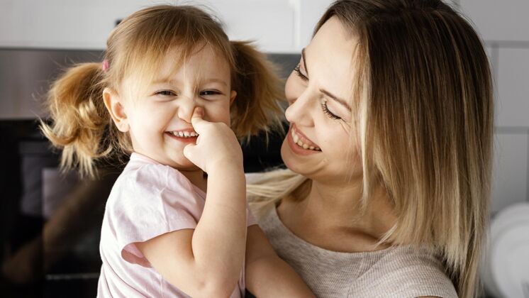 快乐女人花时间陪女儿参加母亲节活动熟悉母亲节关系