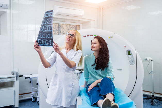 职业放射科医生和一个女病人一起检查ct扫描女性治疗大脑