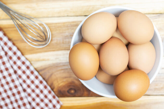 饮食有机鸡蛋的特写图片是厨房餐桌上的食物配料之一宏易碎厨房