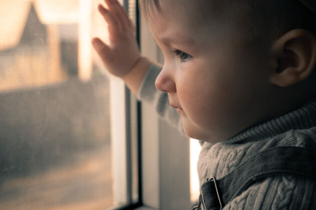 汽车特写照片可爱的小女婴看着窗外快乐欢呼蓬松