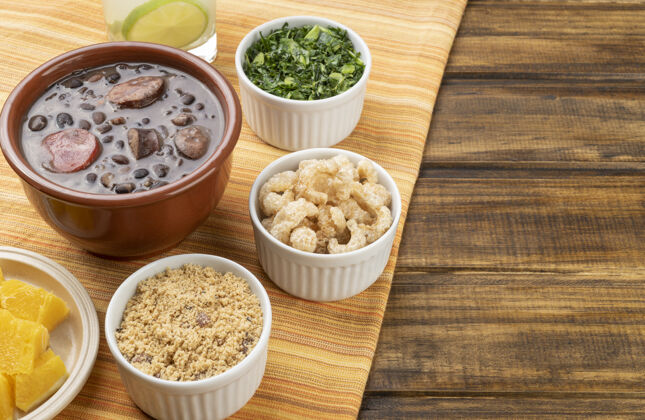 培根传统的巴西菲约达与木薯粉 甘蓝 凯皮琳哈自制米饭肉