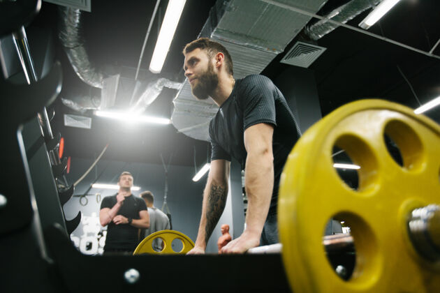 生活方式在健身房锻炼或训练的男人举重杠铃健身房