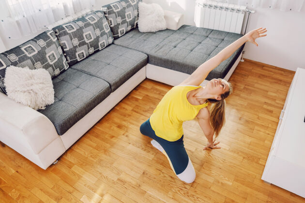 女人坐在地板上做瑜伽练习的健身柔韧女士鸟瞰图健身活动能量