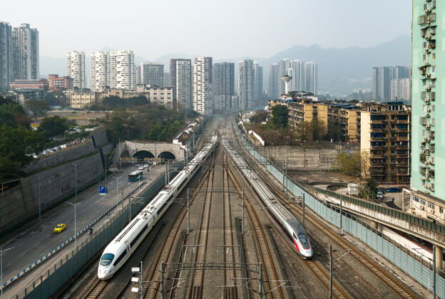 市区两列高速列车在铁路上运行车站速度轨道