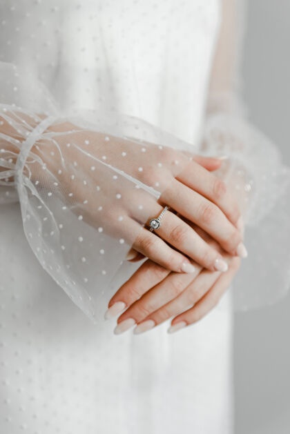 钻石戴着灰色围巾的手指上优雅钻戒的特写镜头浪漫妻子关系