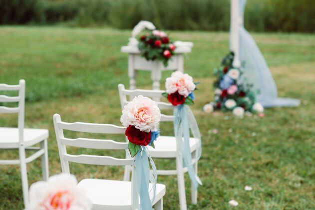 细节绿色街道上的婚礼草坪装饰用鲜花装饰拱门以庆祝仪式月亮婚礼鲜花