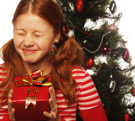 节日带着礼品盒和圣诞树的快乐女人礼物漂亮球