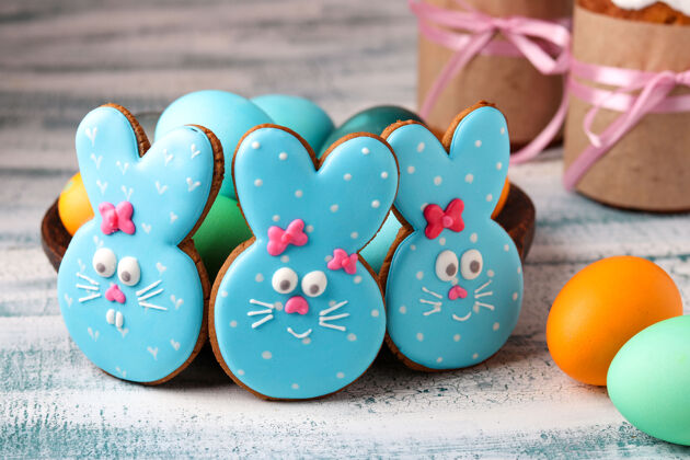 庆祝复活节有趣的兔子 自制的涂釉姜饼饼干和彩蛋饼干款待孩子