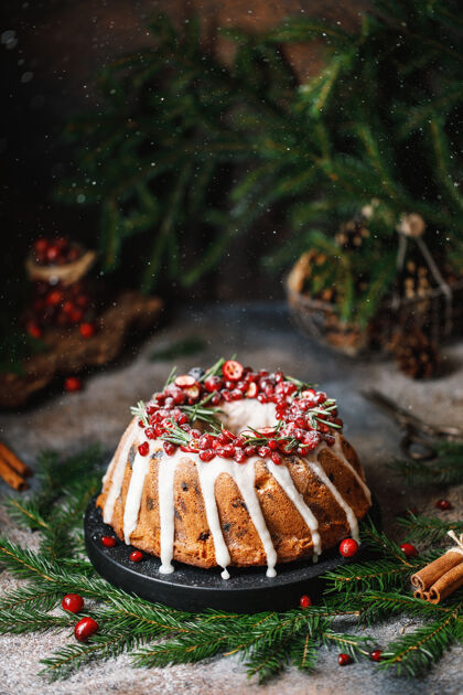 浆果圣诞蛋糕配越橘和圣诞装饰品甜点蔓越莓圣诞蛋糕