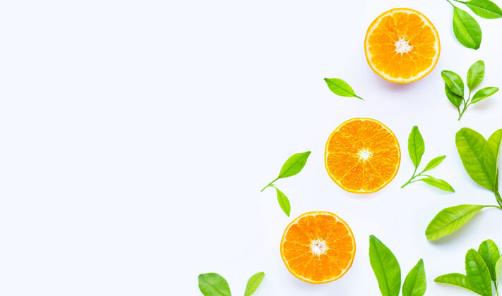 排毒高维生素c 多汁 营养丰富甜的新鲜的橙色的水果 白色的叶子上有绿色的叶子柑橘背景配料