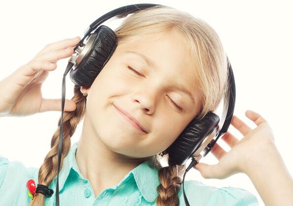 孩子美丽快乐的小女孩耳机隔离在白色上调音表情欢呼