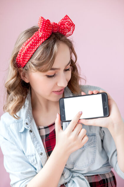 平板电脑美丽的年轻女子 化妆 发型在粉色以上 带手机和复印空间女人使用智能
