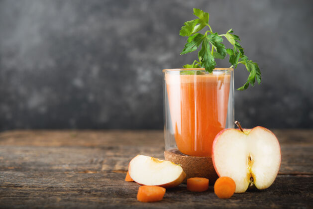 多汁一杯新鲜的天然苹果胡萝卜汁果汁饮料蔬菜