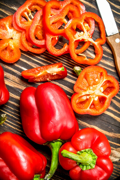 红色用刀切几片新鲜的甜椒天然健康蔬菜