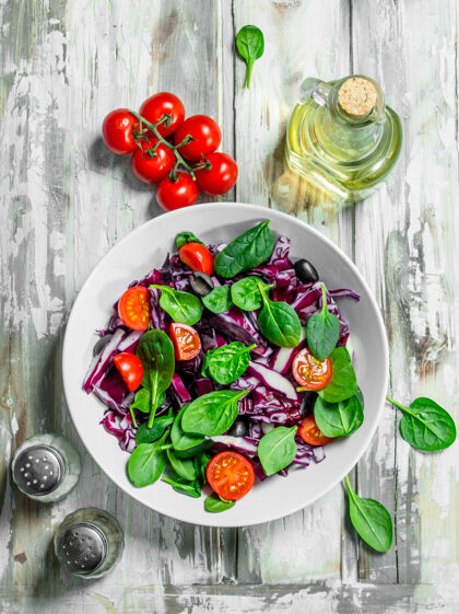 营养蔬菜沙拉红色卷心菜 番茄和菠菜沙拉加橄榄油美味开胃菜生菜