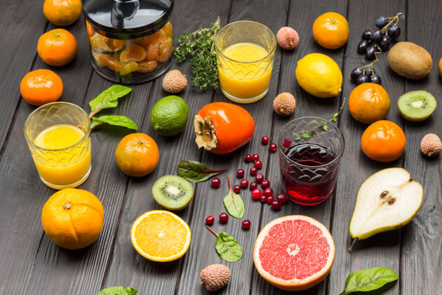 饮料一杯带有热带水果的橙汁和葡萄柚汁叶子混合营养